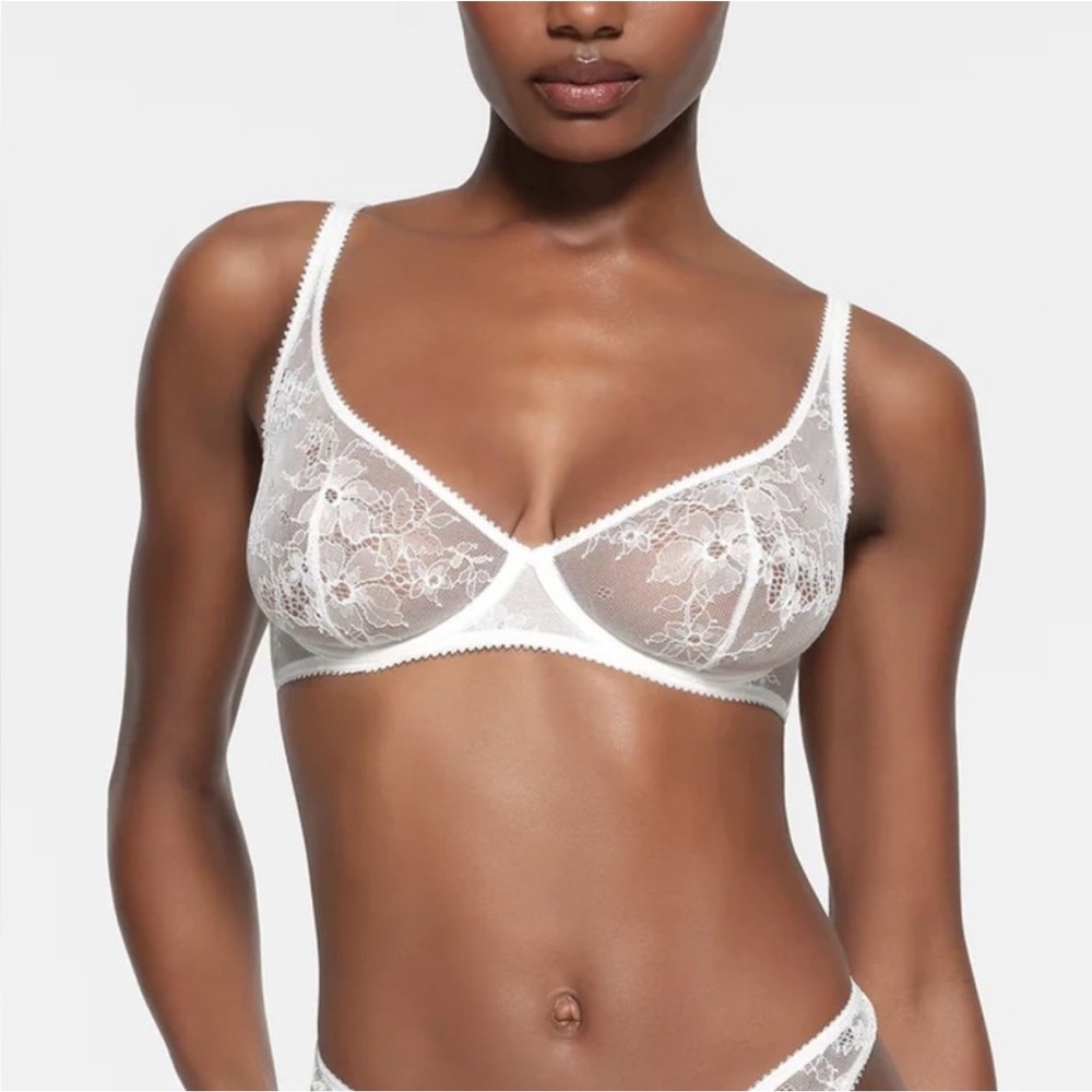 SKIMS Lace Scoop Bra